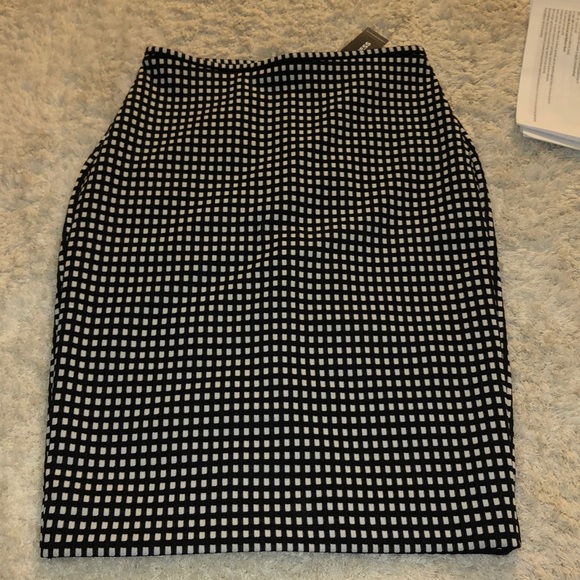 Black and white checkered skirt - Picture 1 of 3